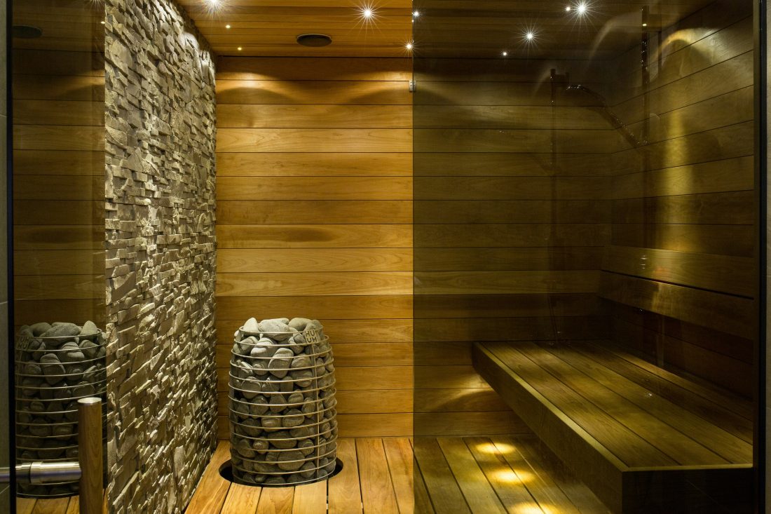Premium-Sauna-Innenraum mit Thermoholz und Naturstein